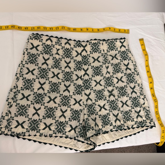 Zara Pants - Zara Geometric Patterned Shorts in Green and Cream